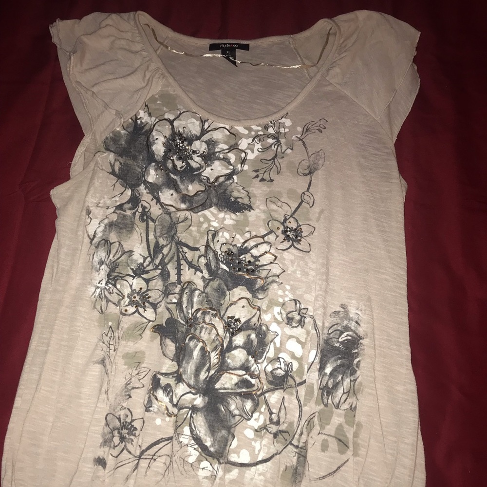 Flirty flower detail top